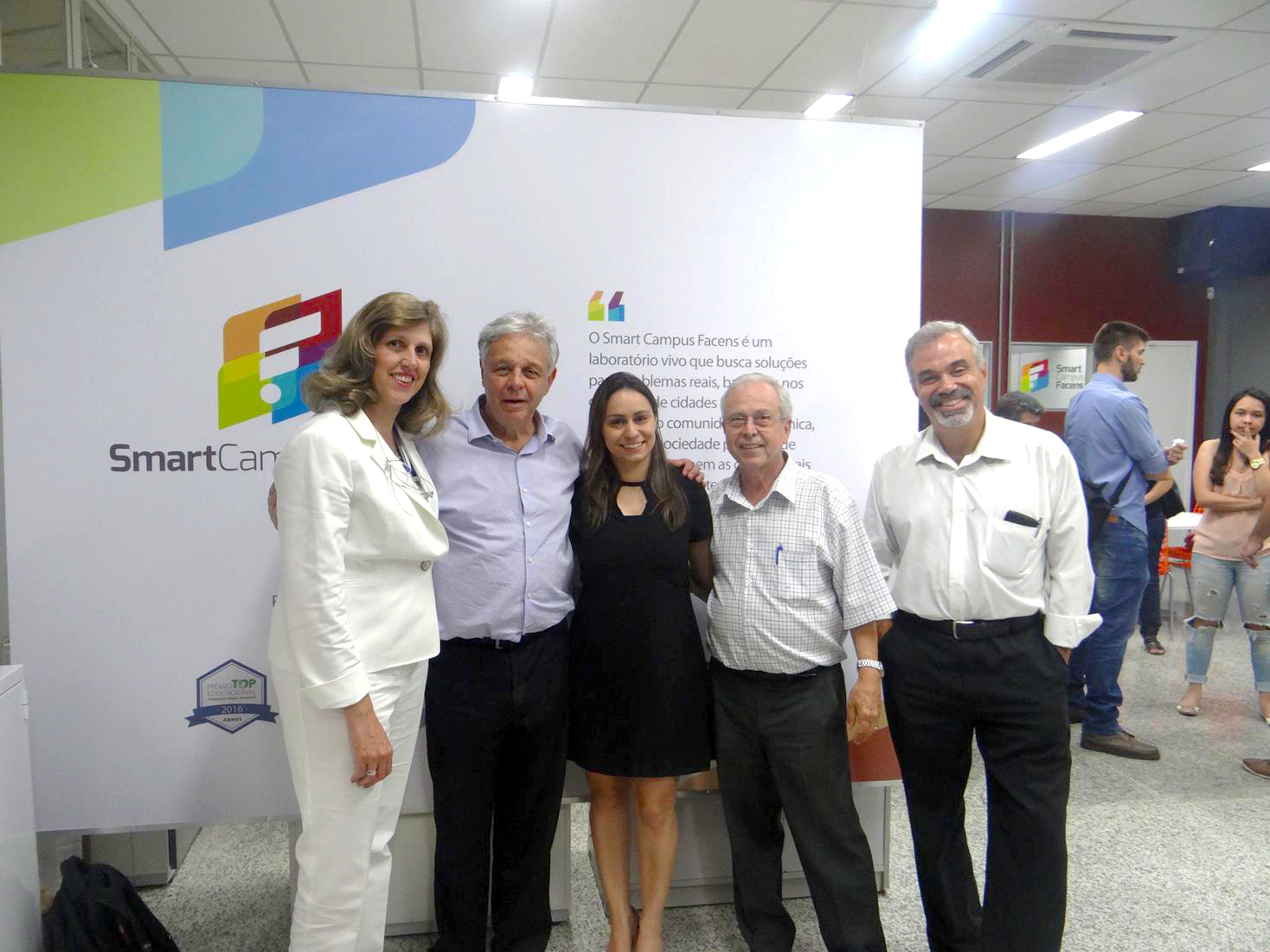 2017. 1º mostra de projetos Smart Campus Facens. Foto: cinco participantes posam sorridentes para foto.