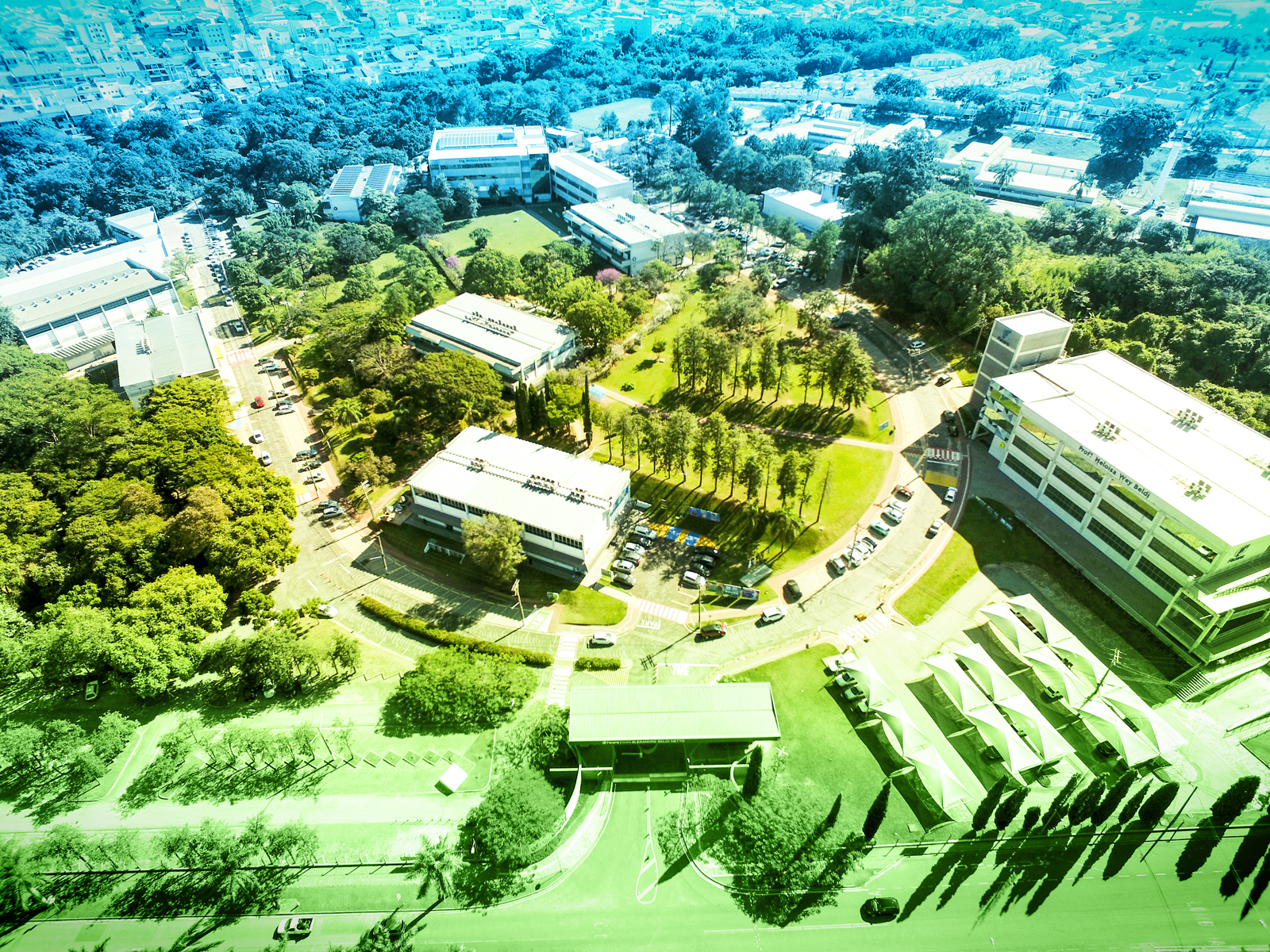 Smart Campus Facens: foto do alto mostra em uma área arredondada o campus, com pouca intervenção das modernas edificações comparado à gigantesca área arborizada.