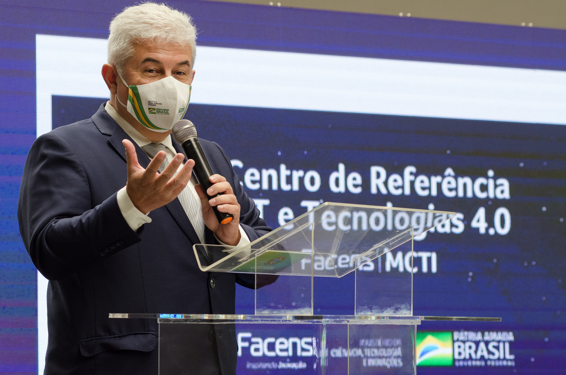 2021. reconhecimento como centro de referência em iot pelo mcti. Foto do ministro Paulo Alvim em palestra na facens. Pessoa com pele branca e cabelos brancos, usa terno.