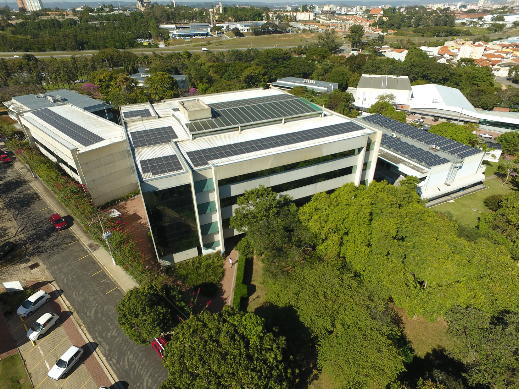 Foto: vista do alto do topo das edificações do campus em meio a vasta vegetação.