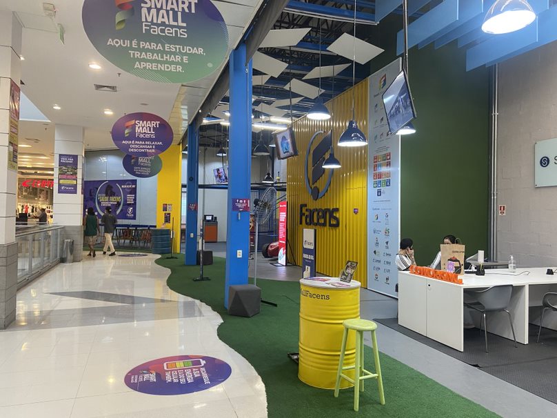 Instalações do Smart Mall Facens. Foto do ambiente e mobiliário com conceito lúdico e colorido.